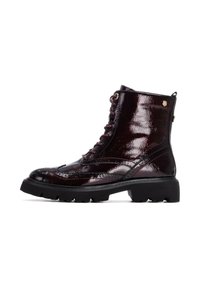 Botas de tobillo de charol burdeos con cordones en la parte delantera, acabado texturizado, detalles de brogue y suela de goma negra gruesa.