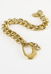 Gouden metalen armband met onderling verbonden, ronde schakels en een getextureerde ovale charme. Gladde, glanzende afwerking met een veilige sluiting.