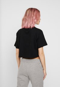 Ellesse FIREBALL - Apdrukāts T-krekls - black