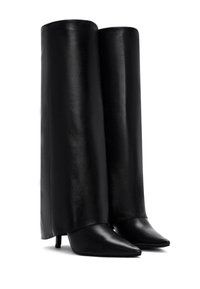 Zwarte leren enkelboots met een puntige neus en een hoge, slanke schacht tot aan de kuit. Het ontwerp heeft een gladde textuur en minimale hardware.