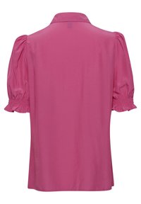Blusa de manga corta, de color rosa brillante, con cuello, que presenta mangas abullonadas y detalles recogidos en los puños. Textura de tela suave.