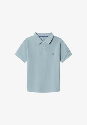 Poloshirt i lyseblåt stof, med krave, to knapper og et lille broderet logo på venstre bryst og ærme.