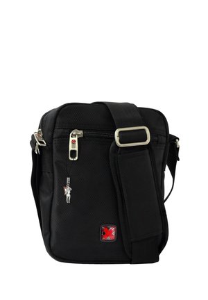 Schwarze Umhängetasche mit verstellbarem Riemen, vorderer Reißverschlusstasche mit kleinem Anhänger und rotem sowie silbernem Logo-Emblem.