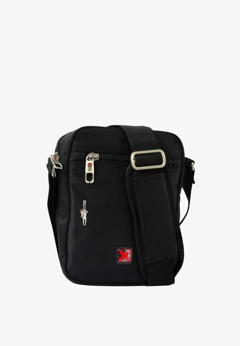 Zwarte crossbodytas met verstelbare riem, voorvak met ritssluiting en een klein sieraad, en een rood-zilveren logobadge.