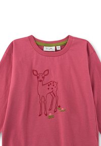 Rosa Baumwoll-T-Shirt mit einem gestickten Reh-Design, das braune Flecken und kleine Blumenmotive am Saum aufweist. Rundes grünes Halsbündchen.