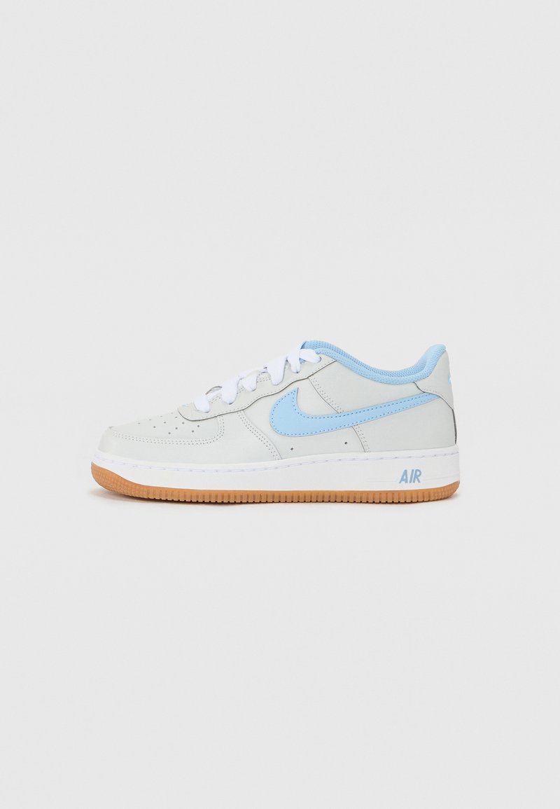 Tênis Nike Air Force 1 em couro cinza claro com detalhes azuis, atacadores brancos e sola de borracha natural. Apresenta perfurações na biqueira.