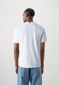 Tommy Hilfiger CHEST STRIPE TEE - Tricou cu imprimeu - white