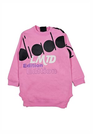 Felpa rosa con maniche lunghe, che presenta un grande logo "adidas" in bianco e nero e il testo "LMTD Edition". Materiale morbido in cotone.
