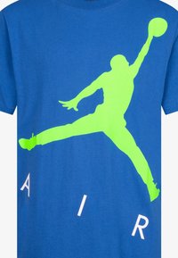 Jordan JUMPING BIG AIR TEE - Triko s potiskem - dark marina blue