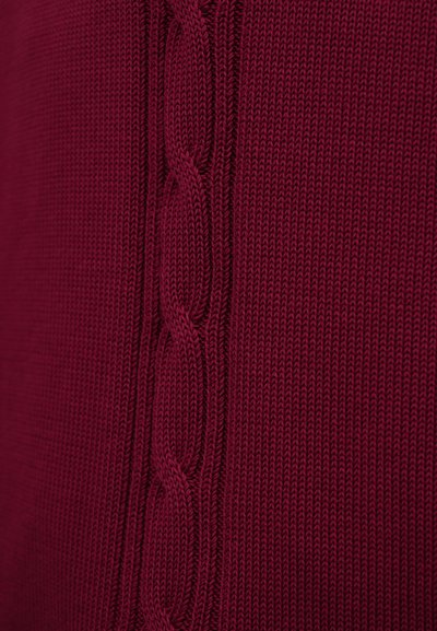 Βαθύ κόκκινο πλεκτό ύφασμα με κεντρικό κάθετο σχέδιο καλωδίων πλεξίματος που διατρέχει την πυκνά υφασμένη υφή.