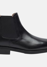 Bottines Chelsea en cuir noir avec des panneaux élastiques sur les côtés, bout rond et un petit talon empilé. Texture lisse avec un léger détail de couture.