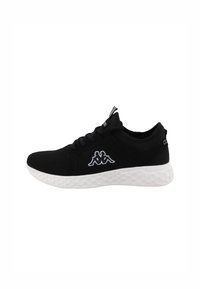 Chaussure de sport noire avec une tige en mesh, semelle en caoutchouc blanche présentant un motif hexagonal texturé et un logo Kappa blanc sur le côté.