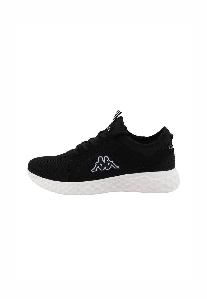 Chaussure de sport noire avec une tige en mesh, semelle en caoutchouc blanche présentant un motif hexagonal texturé et un logo Kappa blanc sur le côté.