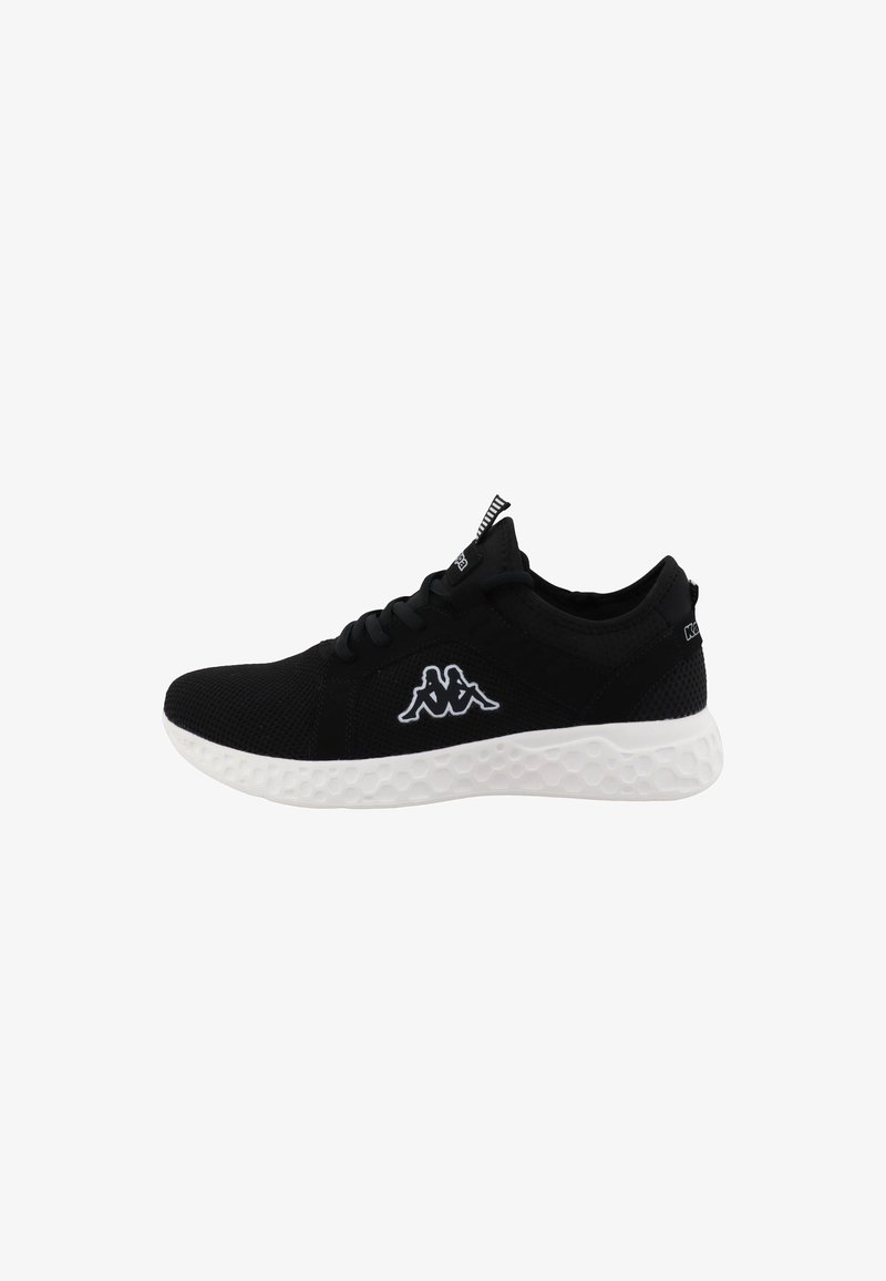 Chaussure de sport noire avec une tige en mesh, semelle en caoutchouc blanche présentant un motif hexagonal texturé et un logo Kappa blanc sur le côté.
