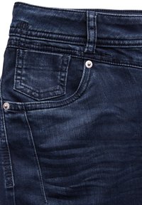 Mörkblå denimjeans med en framficka med sömnadsdetaljer, metallknapp och en slät yta. Klassisk femfickdesign.