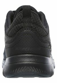 Scarpa sportiva nera con tomaia in rete testurizzata, suola ammortizzata e un cordino sul tallone per una facile calzata. Presenta dettagli del logo sul lato.