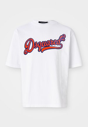 T-shirt en coton blanc avec col rond, arborant un logo "Dsquared²" brodé en bleu et rouge sur le devant. Manches courtes.