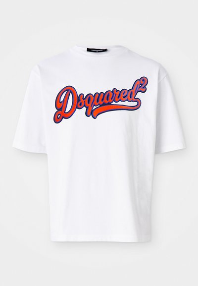 Witte katoenen t-shirt met een ronde hals, met een opvallend geborduurd "Dsquared²" logo in blauw en rood op de voorkant. Korte mouwen.