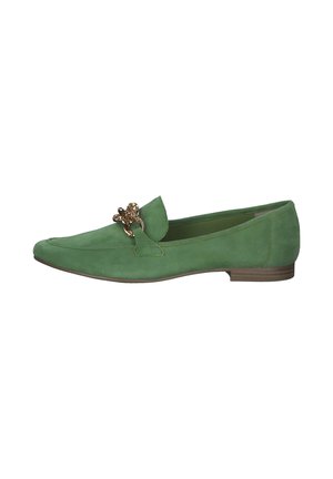 Groene suède loafers met een decoratieve goudkleurige versiering op de bovenkant, met een puntige neus en lage hak. Glad textuur.