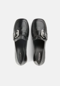 Czarne wsuwane buty ze skóry o kwadratowym nosku, z srebrną klamrą na cholewce i gładką fakturą.