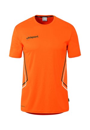 Leuchtend orangefarbenes Sport-T-Shirt mit kurzen Ärmeln, schwarzen und weißen schrägen Streifen an den Seiten und „uhlsport“-Logo auf der oberen Brust.