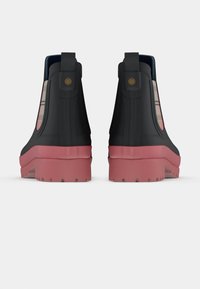 Μαύρα λαστιχένια μποτάκια αστραγάλου με ροζ λαστιχένια σόλα, λεπτομέρεια με καρό μοτίβο στο πλάι και ανθεκτική θηλιά στο πίσω μέρος.