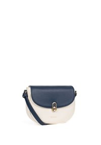 Borsa a tracolla in ecopelle blu navy e crema. Presenta una chiusura a patta curvata, hardware dorato e una tracolla regolabile. Design pulito e moderno.