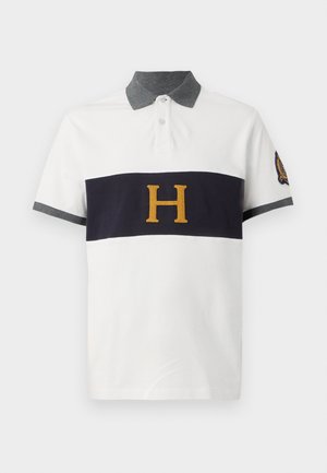 Weißes Poloshirt mit einem navyblauen horizontalen Streifen, ausgestattet mit einem gestickten goldenen "H"-Logo, grauem Kragen und Ärmelakzenten. Baumwollmaterial.
