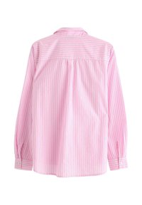 Lys rosa og hvid stribet skjorte med lange ærmer, rygdesign med yoke, knapmanchetter og en afslappet pasform. Stoffet ser glat og let ud.