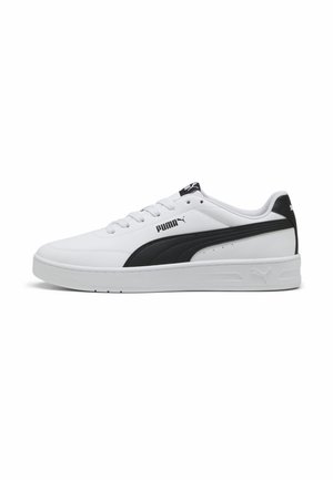 Weißer flacher Puma-Sneaker mit schwarzem Streifendetail und Logo, Schnürdesign und Gummisohle, von der Seite auf weißem Hintergrund gezeigt.