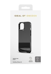 Cover per iPhone 15 in vetro nero. Realizzato in plastica lucida con ritagli per i pulsanti e la fotocamera, include dettagli sulla protezione da cadute sulla confezione.