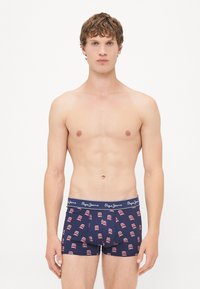 Herren-Boxershorts in Marineblau mit einem sich wiederholenden Muster aus roten und weißen Designs. Mit einem elastischen Bund mit Logo. Weicher Stoff mit angenehmer Haptik.