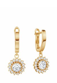 Złote kolczyki w kształcie kółek z wiszącym okrągłym wisiorkiem, z centralnym przezroczystym kamieniem otoczonym mniejszymi kamieniami w kwiatowym układzie.