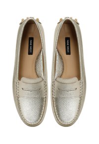 Mocassins argentés métalliques avec une surface texturée, des accents en faux daim et des clous décoratifs au talon. Conçus pour un port décontracté.