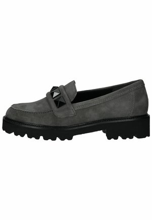 Mocassins en suède gris avec une semelle en caoutchouc noir épaisse, ornés de clous pyramides noirs sur la sangle et de détails de couture subtils.
