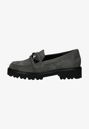 Grijze suède loafers met een stevige zwarte rubberen zool, voorzien van zwarte piramidenstuds op de band en subtiele stikdetails.