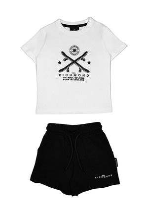 T-shirt bianca in cotone con stampa nera che raffigura skateboard e testo; abbinata a pantaloni corti neri in cotone con coulisse e dettaglio del logo.