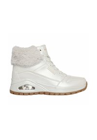 Sneaker bianco alta con colletto in pelliccia sintetica, materiale in pelle liscia, suola imbottita e dettaglio della bolla d'aria trasparente sul tallone.