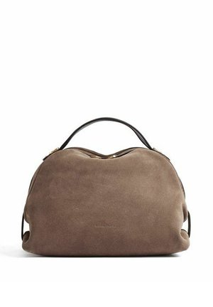 Borsa a mano in suede marrone con manico nero, forma arrotondata e cerniera visibile nella parte superiore su sfondo bianco.