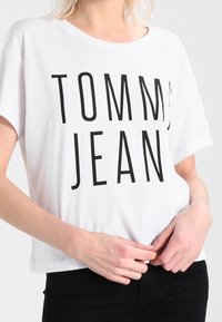 Tommy Jeans T-shirt med print - white