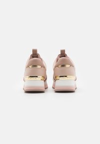 Różowe skórzane sneakersy z teksturowaną siateczkową cholewką, złotymi elementami ozdobnymi i warstwową, białą i różową podeszwą. Wyposażone w pętlę u tylnej części buta.