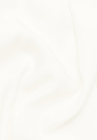 Witte stof met een gladde, matte textuur, zacht vallend met subtiele plooien, zonder zichtbare patronen of naden.