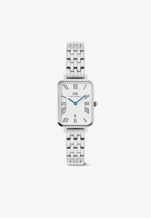 Montre rectangulaire en argent avec chiffres romains, cadran texturé blanc, aiguilles bleues et bracelet en métal à maillons. Fenêtre de date à six heures.