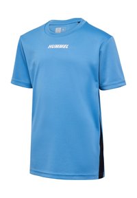 T-shirt de sport bleu clair à manches courtes avec des panneaux latéraux noirs et le logo blanc « HUMMEL » centré sur la poitrine.