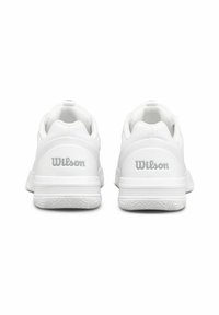 Zapatillas deportivas blancas con una parte superior de malla transpirable y un collar acolchado. Presentan una suela texturizada y el logo "Wilson" en el talón.