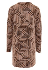 Pulover pufos, supradimensionat, de culoare bej deschis, cu un model geometric în zigzag negru. Are mâneci lungi și un guler rotund, cu o textură moale.