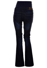 Tmavě modré džíny s rozšířenými nohavicemi a vysokým pasem, s hladkou texturou, designem s pěti kapsami a jemným hnědým koženým detailem vzadu.