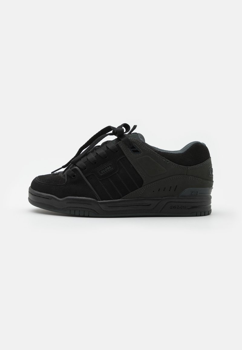 Sort sneaker med overdel i ruskind og tekstil, der har teksturerede detaljer, polstret krave, snørebånd og en gummisål med logodetalje.