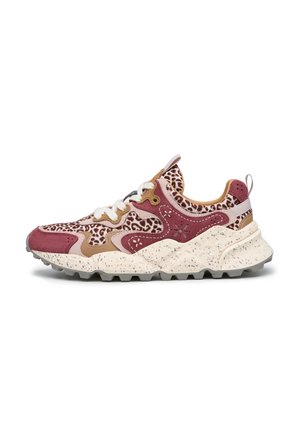 Sneaker con tessuto a stampa leopardata, sovrapposizioni in suede bordeaux e beige, suola bianca spessa maculata e lacci bianchi.