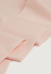 Tessuto rosa chiaro drappeggiato e piegato, con una consistenza morbida e liscia, leggermente lucida e con curve sottili nelle pieghe.